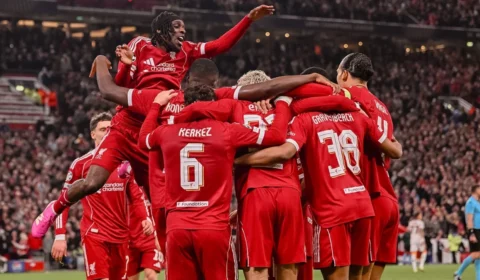 Liverpool amassa o Galatasaray em Anfield e carimba vaga nas quartas