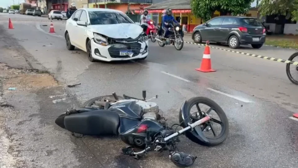 Vídeo: Câmera registra forte colisão entre carro e moto em Porto Velho