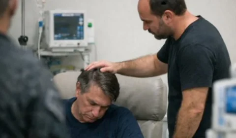 Carlos Bolsonaro relata visita a Jair Bolsonaro e diz viver ‘momento mais difícil’