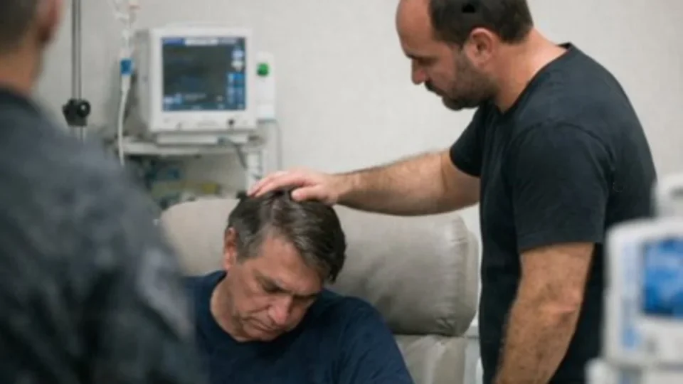 Carlos Bolsonaro relata visita a Jair Bolsonaro e diz viver ‘momento mais difícil’