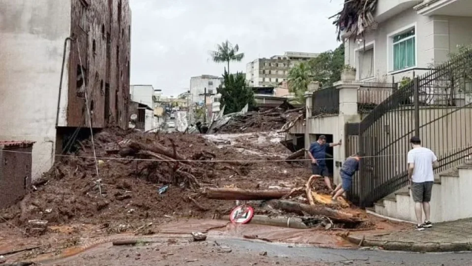 Mortes após fortes chuvas em Minas Gerais chegam a 72