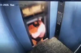VÍDEO: Homem quase é esmagado por elevador com portas abertas na Índia