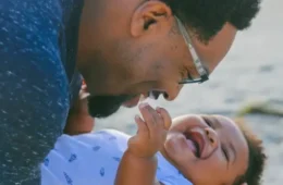 Licença-paternidade de até 20 dias é aprovada no senado