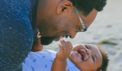 Licença-paternidade de até 20 dias é aprovada no senado