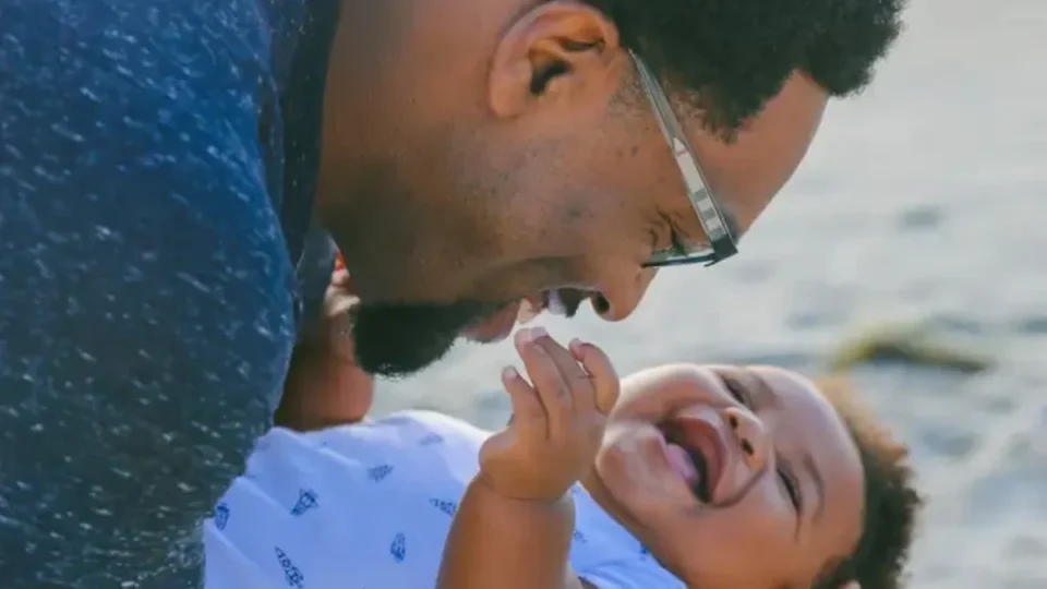 Licença-paternidade de até 20 dias é aprovada no senado