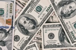 Bolsa cai e dólar opera em alta e chega a R$ 5,20 de olho em juros e petróleo