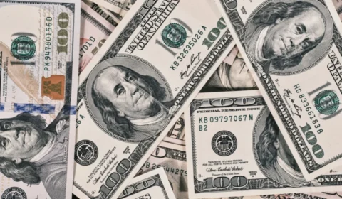 Dólar hoje: moeda abre em R$ 5,25 e reage a tensões no Oriente Médio