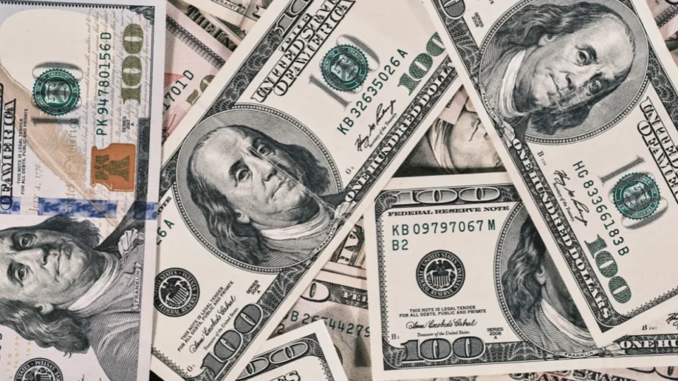 Dólar hoje: moeda abre em R$ 5,25 e reage a tensões no Oriente Médio