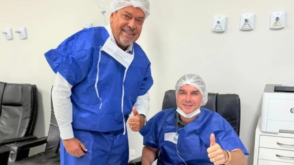 Flávio Bolsonaro é operado em Brasília por senador