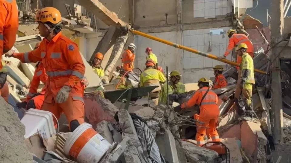 Desabamento em lar de idosos deixa 12 mortos e encerra buscas por desaparecidos