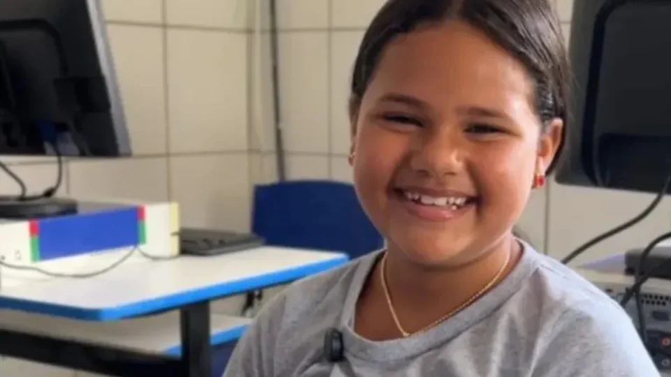Menina descobre computadores em quilombo da Paraíba e simboliza inclusão digital