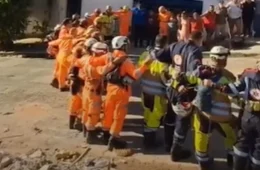 VÍDEO: Bombeiros fazem oração após resgate em asilo que desabou e deixou 12 mortos