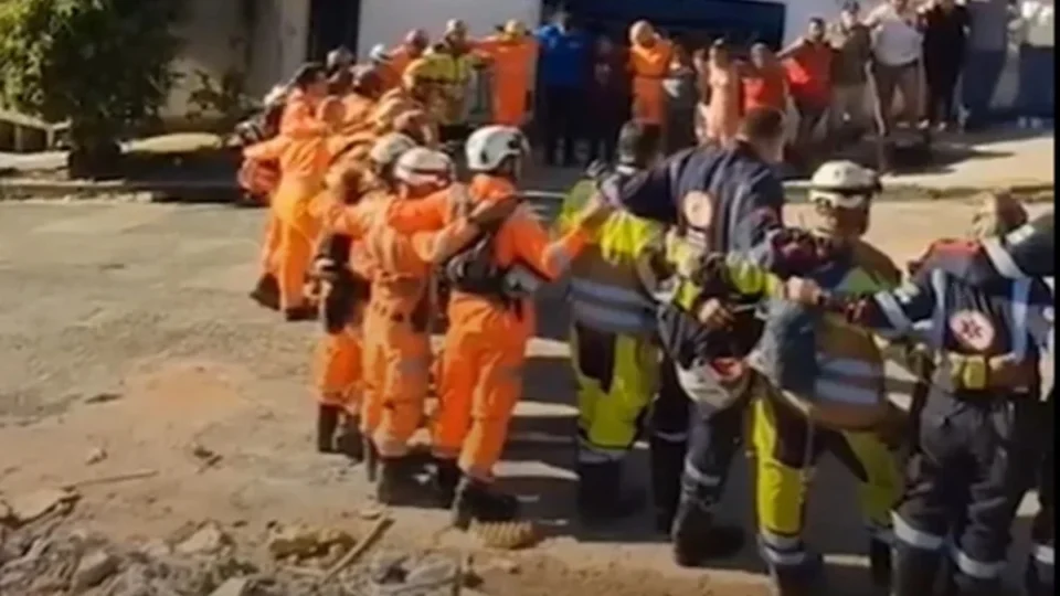 VÍDEO: Bombeiros fazem oração após resgate em asilo que desabou e deixou 12 mortos