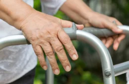 Técnico de enfermagem é procurado por suspeita de torturar idoso de 86 anos dentro de casa