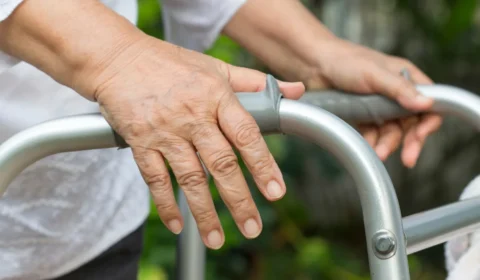 Técnico de enfermagem é procurado por suspeita de torturar idoso de 86 anos dentro de casa