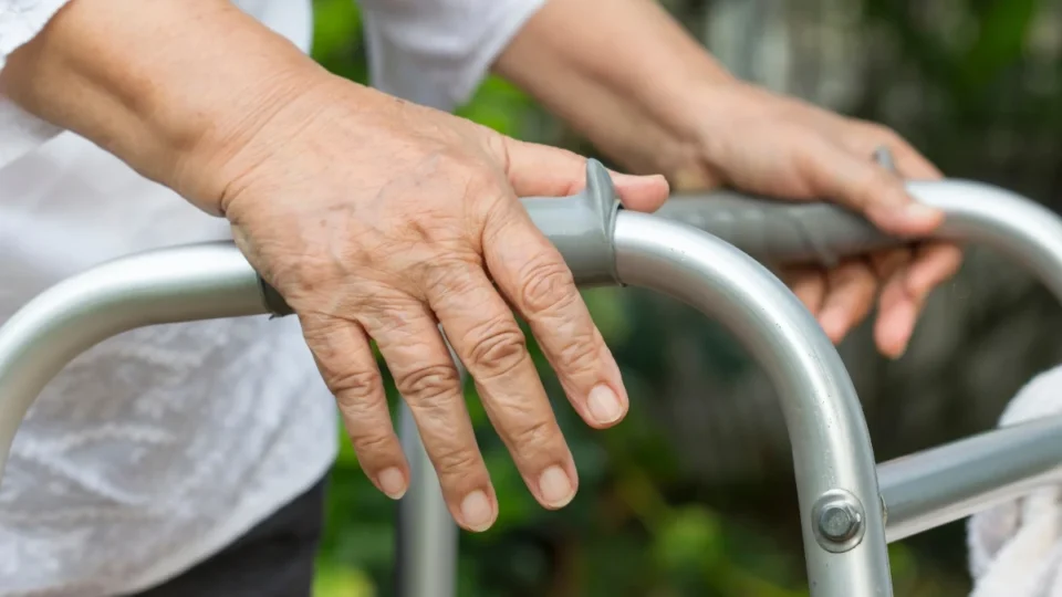 Técnico de enfermagem é procurado por suspeita de torturar idoso de 86 anos dentro de casa