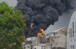 Incêndio no Rio: chamas atingem galpão em Ramos e espalham fumaça pela cidade