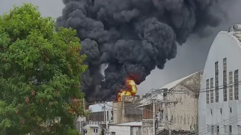 Incêndio no Rio: chamas atingem galpão em Ramos e espalham fumaça pela cidade