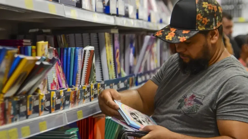 Lei no Acre disponibiliza auxílio financeiro para a compra de material escolar