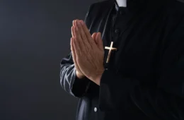 Padre que se recusou a evacuar aldeia morre em ataque israelense no Líbano