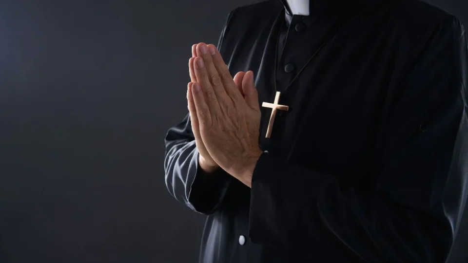 Padre que se recusou a evacuar aldeia morre em ataque israelense no Líbano