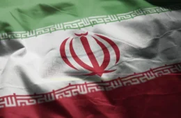 Novo líder supremo do Irã anuncia ataque a bases dos EUA e mantém Estreito de Ormuz fechado