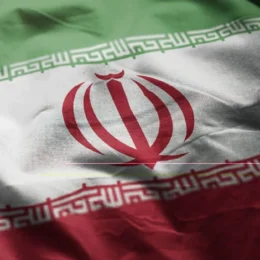 Novo líder supremo do Irã anuncia ataque a bases dos EUA e mantém Estreito de Ormuz fechado