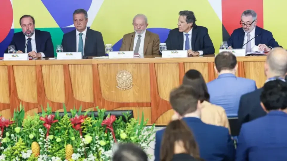 Em meio à escalada do preço do petróleo, governo adota medidas para reduzir diesel