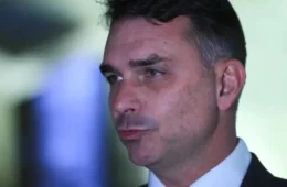 Flávio Bolsonaro critica Moraes após veto a visita de assessor do Trump ao Bolsonaro