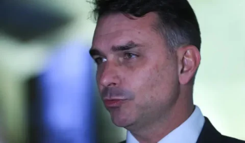 Flávio Bolsonaro critica Moraes após veto a visita de assessor do Trump ao Bolsonaro