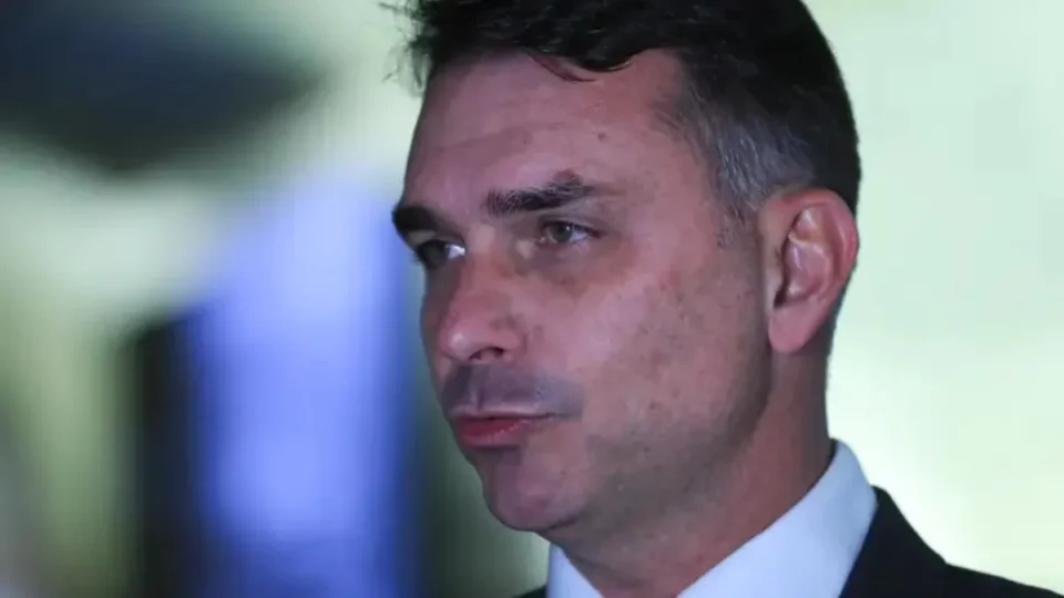 Flávio Bolsonaro critica Moraes após veto a visita de assessor do Trump ao Bolsonaro