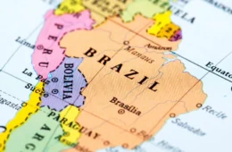 Itamaraty revoga visto de assessor ligado a Trump que viria ao Brasil