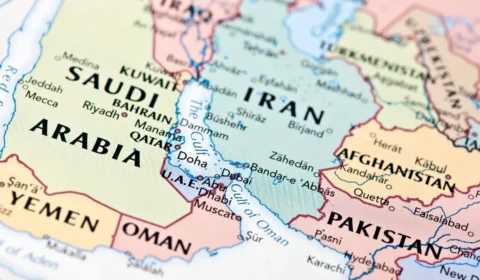 Trump pede envio de navios de guerra para proteger Estreito de Ormuz em meio à guerra no Oriente Médio