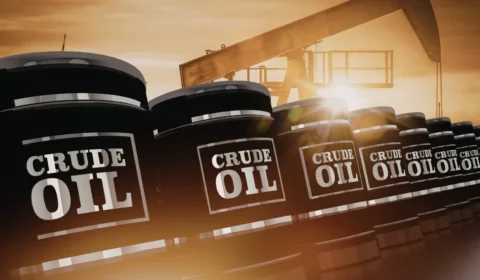 Crise no Estreito de Ormuz faz bancos elevarem previsão do preço do petróleo para 2026