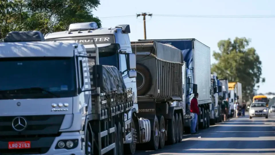 Greve de caminhoneiros no radar faz governo correr com pacote de medidas nesta quarta-feira (18)