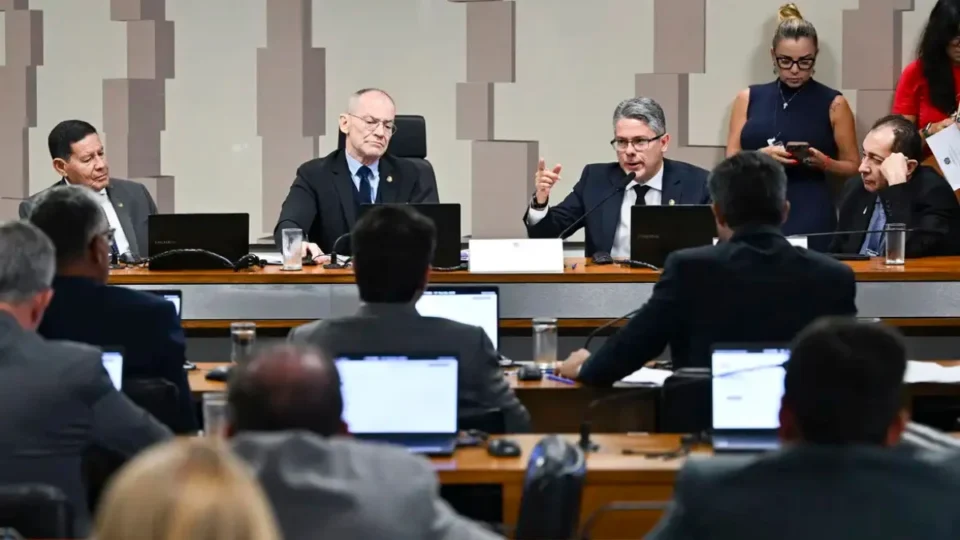 CPI aprofunda investigação do Banco Master, mas rejeita pedidos contra Paulo Guedes e aliados de Bolsonaro