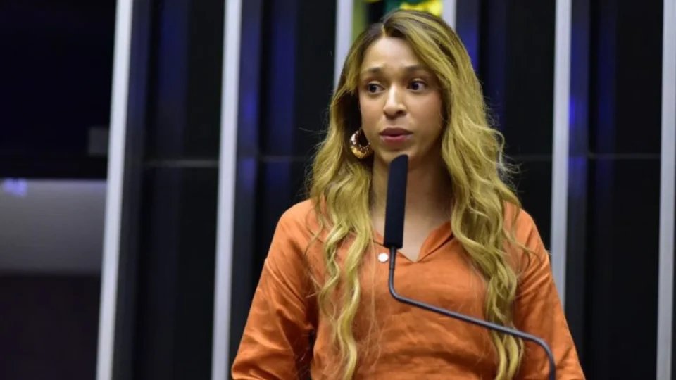 Oposição formaliza recurso e pressiona contra comando de Erika Hilton