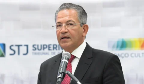 Ministro reage e usa ‘mata-leão’ para conter passageiro em avião