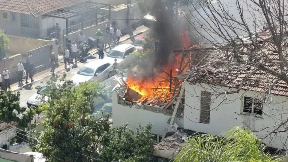 Irã e Hezbollah lançam ofensiva contra Israel e atingem área residencial