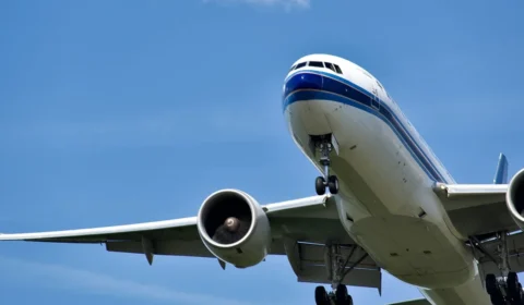 Avião atinge caminhão em aeroporto de Nova York e causa duas mortes