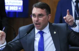 Flávio Bolsonaro reage a parecer da PGR sobre domiciliar para Jair Bolsonaro