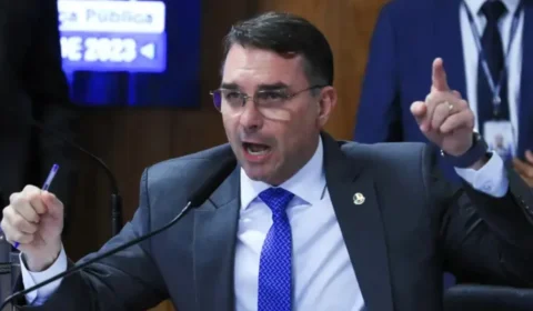 Flávio Bolsonaro reage a parecer da PGR sobre domiciliar para Jair Bolsonaro