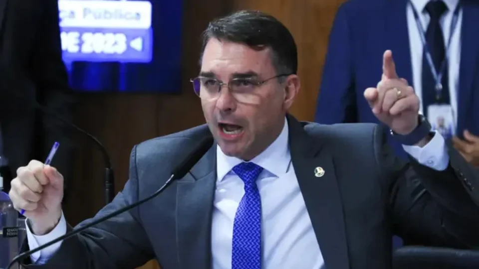 Flávio Bolsonaro reage a parecer da PGR sobre domiciliar para Jair Bolsonaro