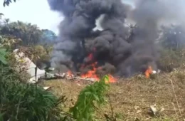 Avião militar cai na Colômbia com mais de 100 soldados a bordo; resgates estão em andamento