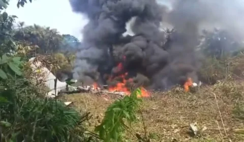 Avião militar cai na Colômbia com mais de 100 soldados a bordo; resgates estão em andamento