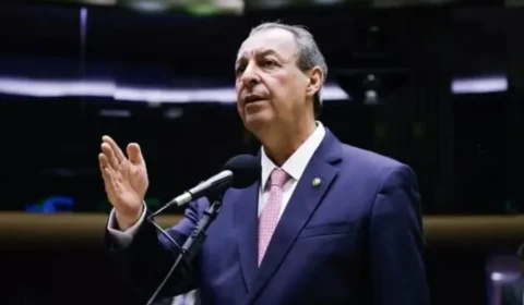 Omar testa cenário para 2026 e avalia vice mulher; Alessandra Campelo entra no radar