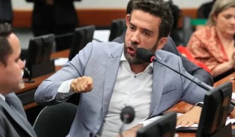 Janones explode, critica esquerda e parte pra cima de Flávio Bolsonaro