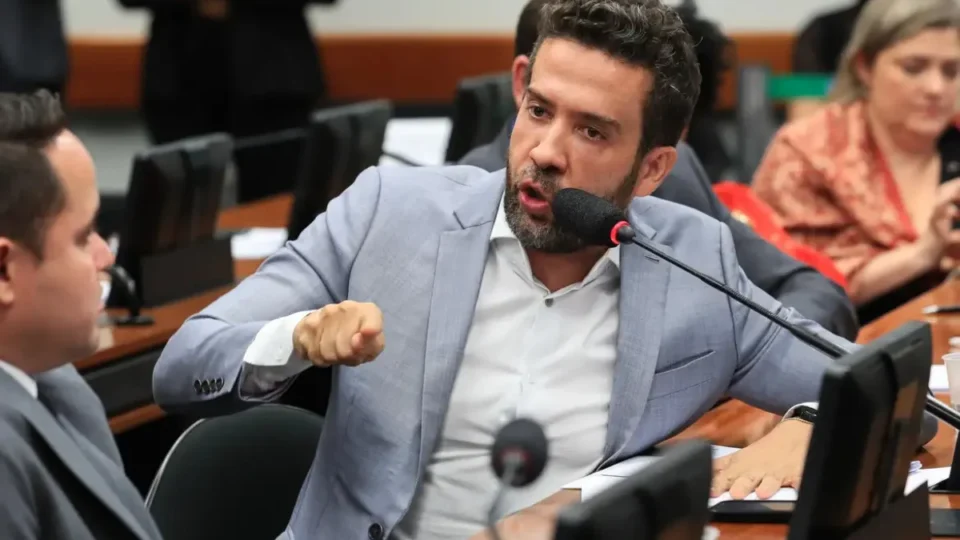 Janones explode, critica esquerda e parte pra cima de Flávio Bolsonaro