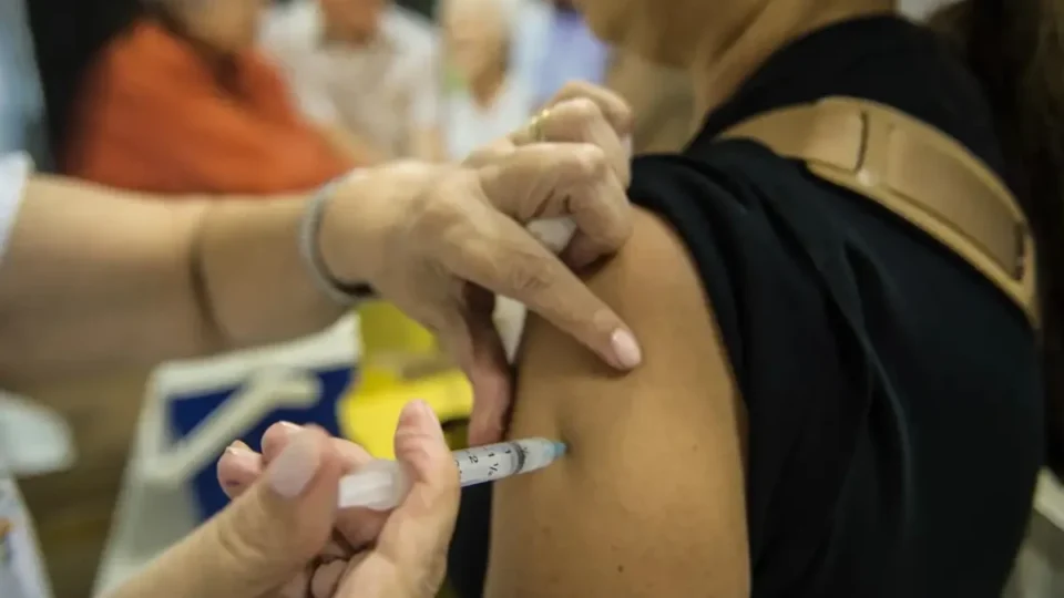 Vacinação contra gripe começa neste sábado e segue até o fim de maio