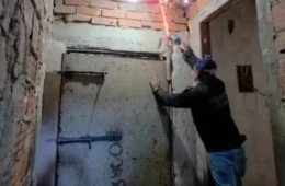 Polícia descobre “bunker” do CV com porta de 350 kg e prende suspeitos